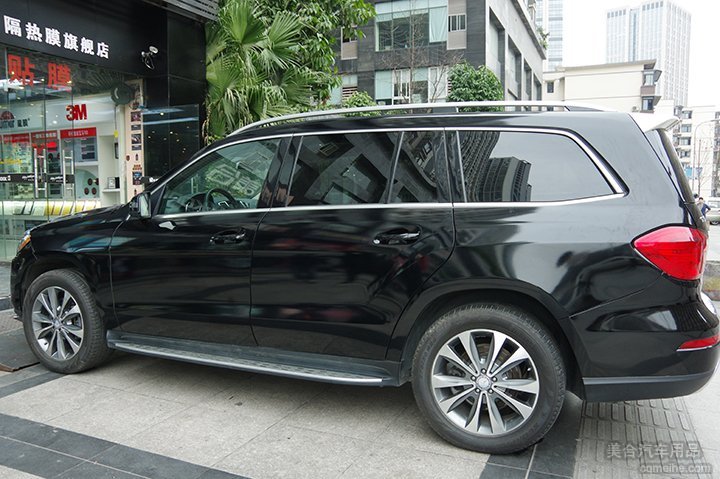 奔驰gl350贴艾利漆面改色膜白变黑效果展示-贴汽车改色膜,就选膜手