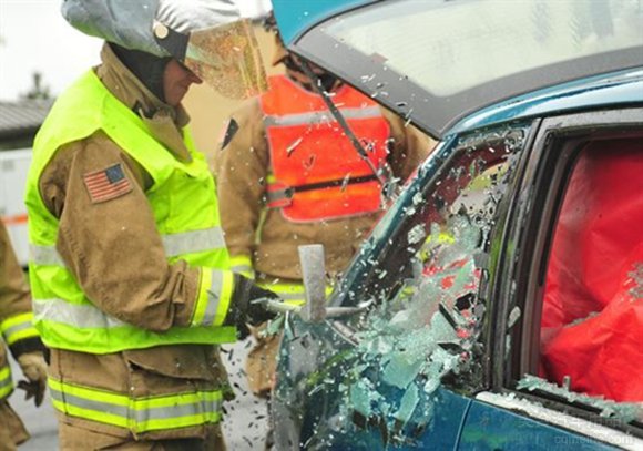 ▲在急迫情况下，救援人员会破窗施救；车内人员有时分也需要破窗自救