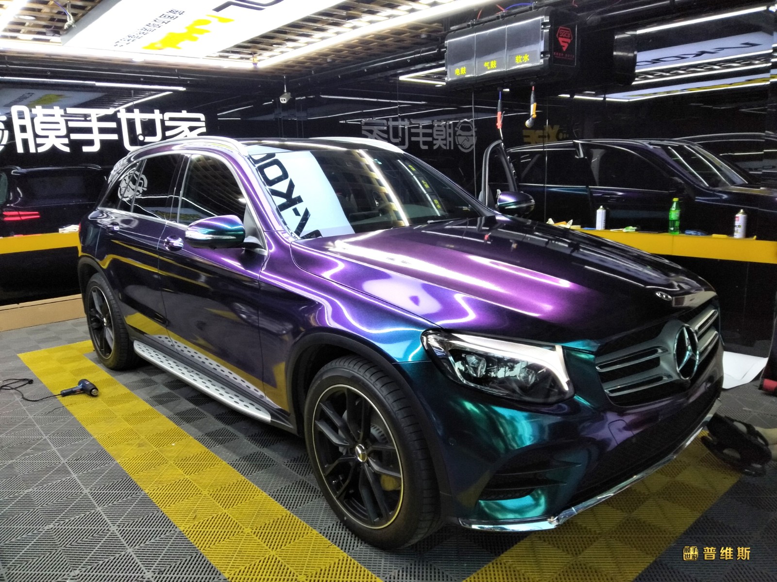 奔驰glc300l白色车整车改色变身幻彩蓝魅紫卡莱斯改色贴膜效果