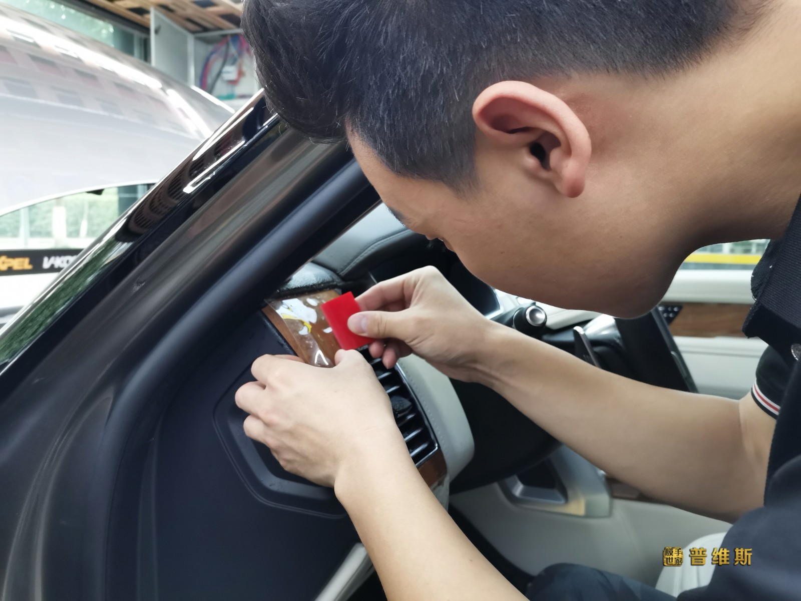 私人定制化剪裁,可以实现定制化无痕包边,点到到了贴到哪里,汽车底部