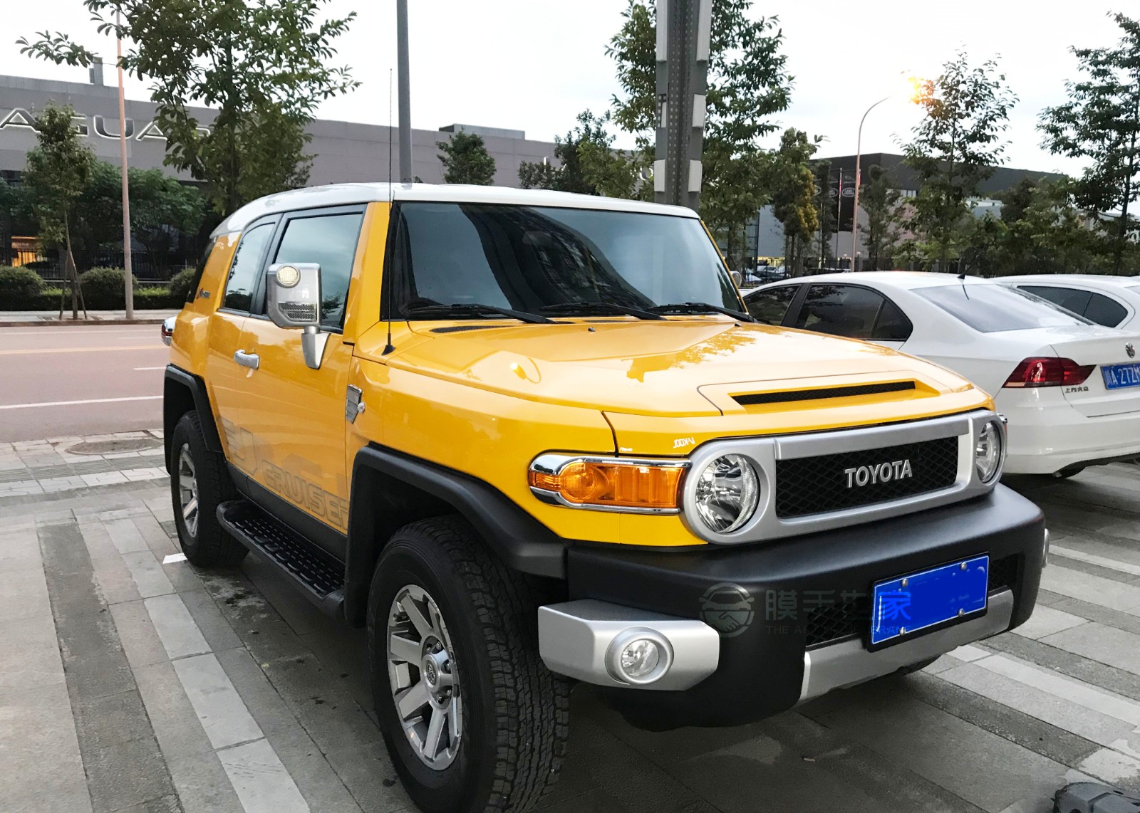 黄色丰田酷路泽fj贴威固隔热膜v70 k28 k14效果