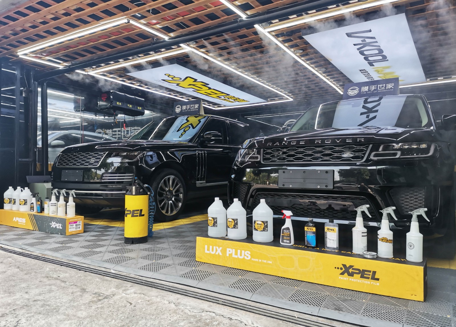 膜手世家配备专业的无尘施工车间,大型的喷淋雾化降尘设备,降尘的同时