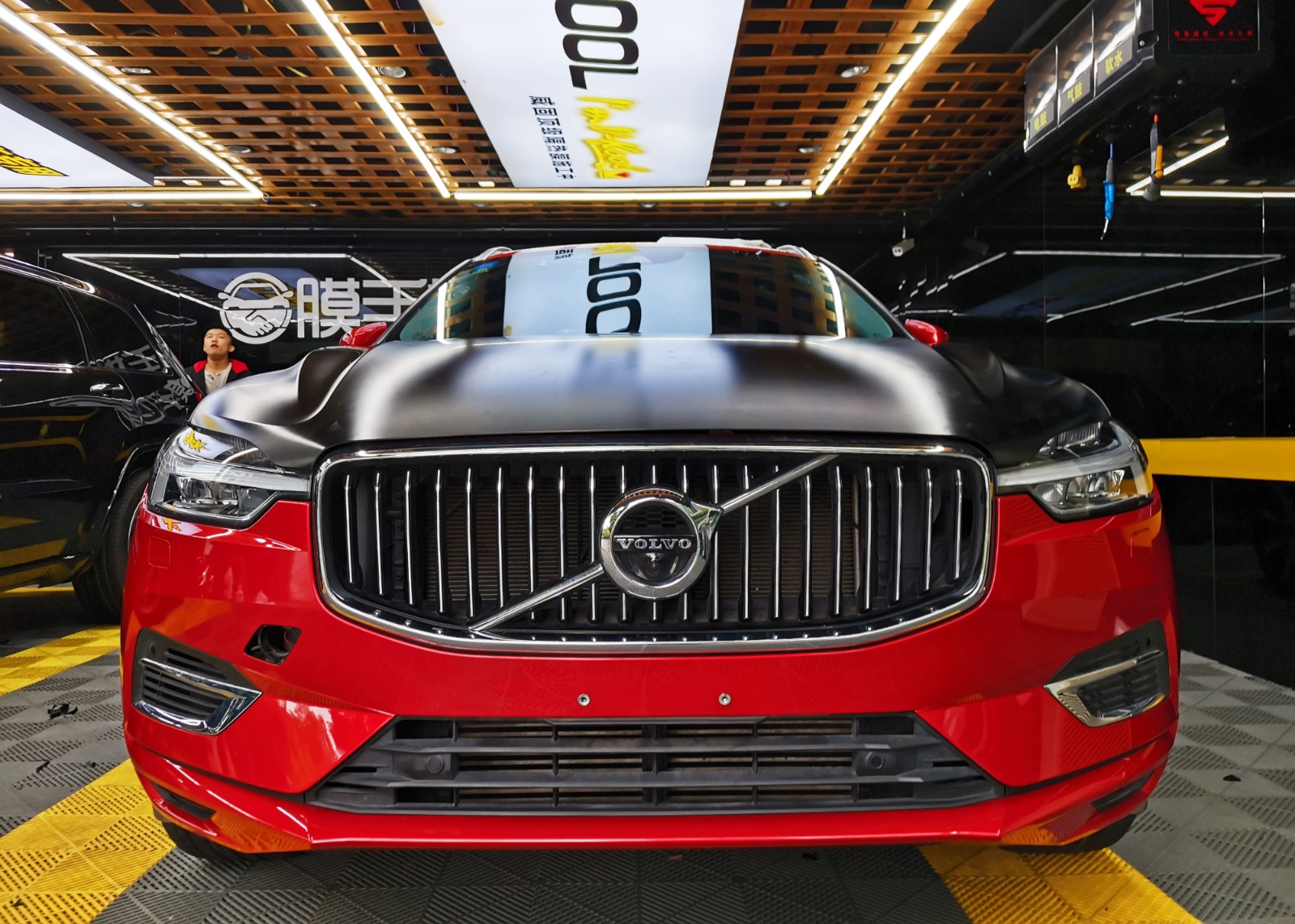 沃尔沃xc60红色贴金属磨砂黑改色膜