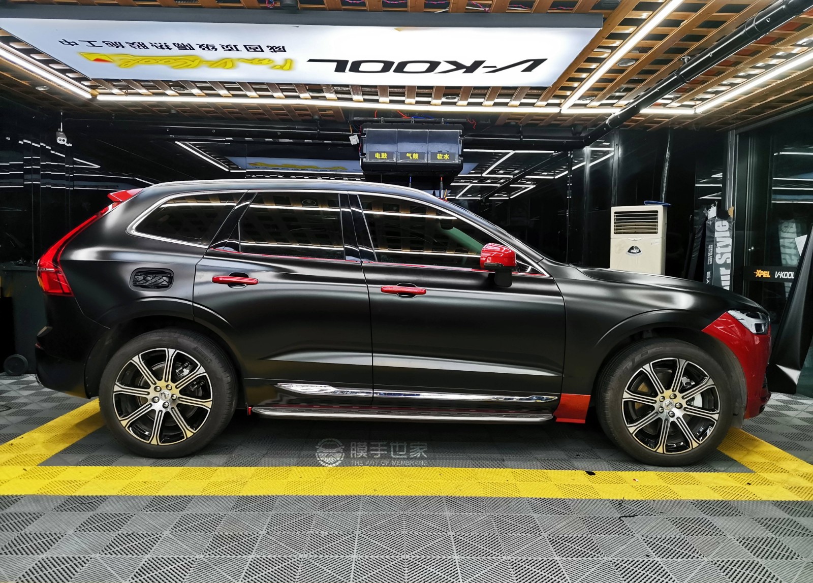 沃尔沃xc60红色贴金属磨砂黑改色膜