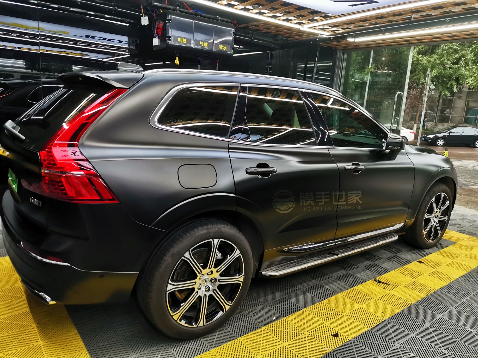 沃尔沃xc60红色贴金属磨砂黑改色膜
