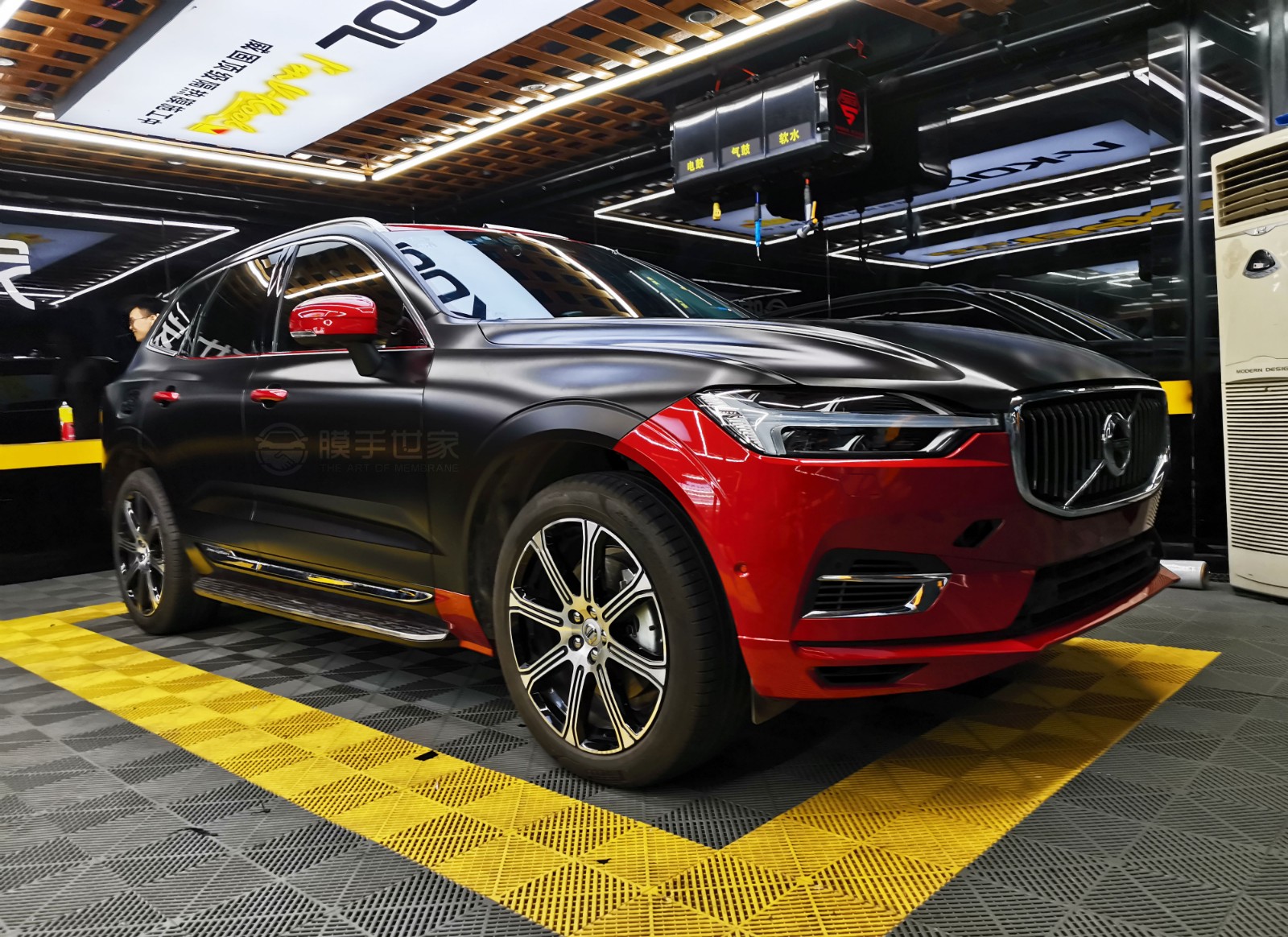 沃尔沃xc60红色贴金属磨砂黑改色膜