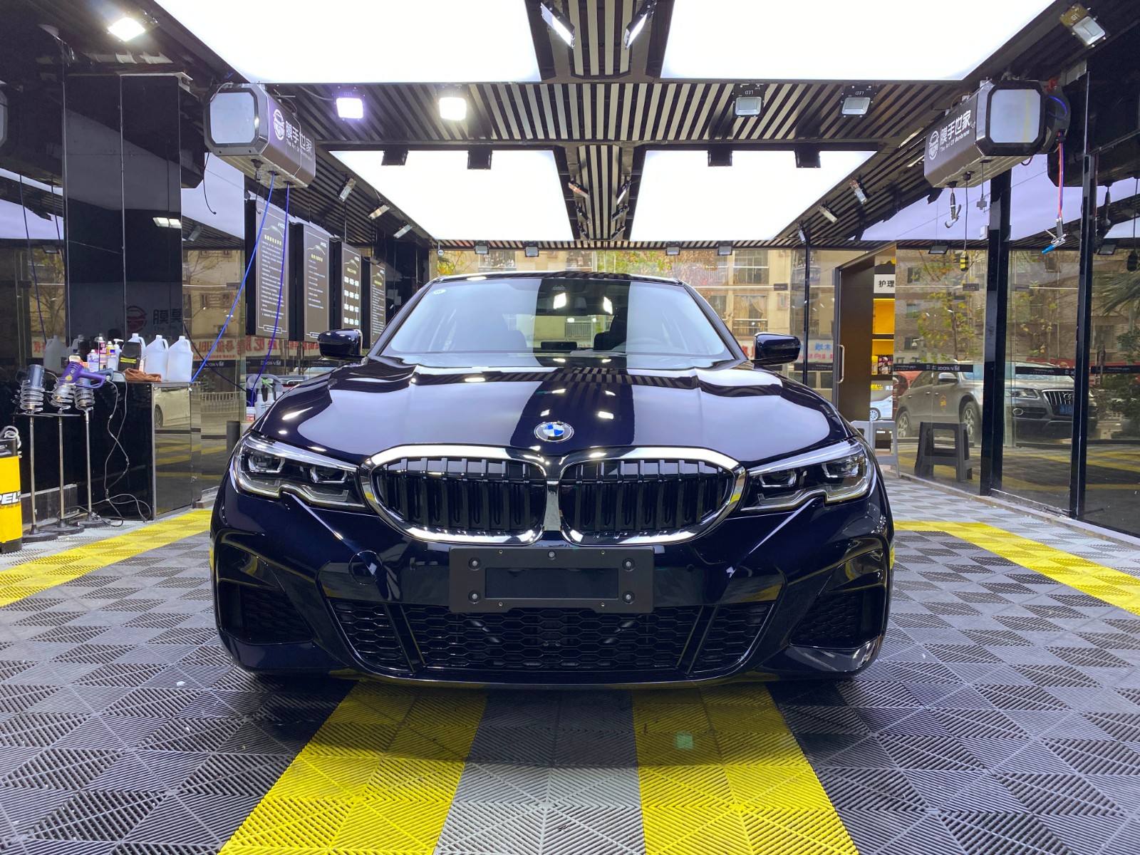 深蓝色宝马三系贴xpel隐形车衣效果