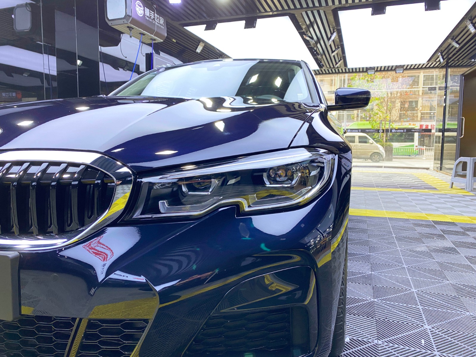 深蓝色宝马三系贴xpel隐形车衣效果